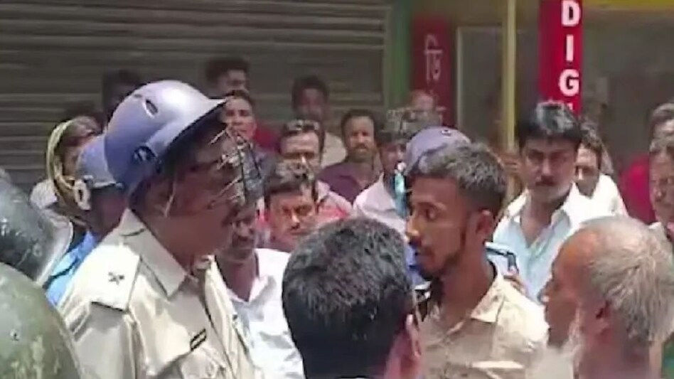 पश्चिम बंगाल में पर्चा दाखिल करने जा रहे तीन लोगों को गोली मारी, एक की मौत, दो घायल पश्चिम बंगाल में पर्चा दाखिल करने जा रहे तीन लोगों को गोली मारी, एक की मौत, दो घायल