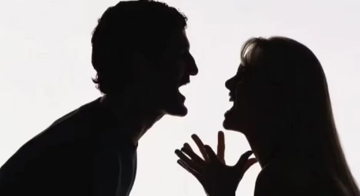 पत्नी करती थी पड़ोसी से मोबाइल पर बात, पति ने मना किया, पत्नी ने आधी रात में पति पर डाला खौलता तेल, जलाया प्राइवेट पार्ट जांच में जुटी पुलिस