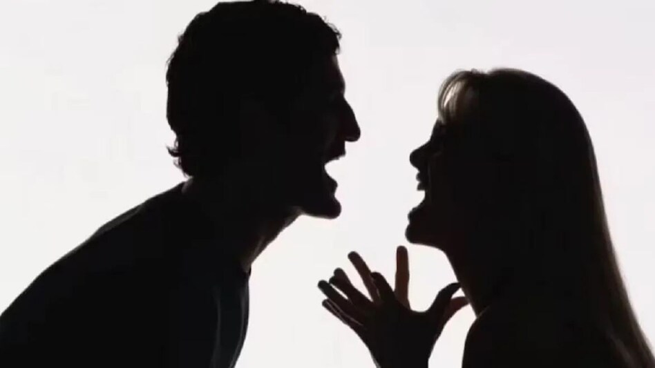 पत्नी करती थी पड़ोसी से मोबाइल पर बात, पति ने मना किया, पत्नी ने आधी रात में पति पर डाला खौलता तेल, जलाया प्राइवेट पार्ट पत्नी करती थी पड़ोसी से मोबाइल पर बात, पति ने मना किया, पत्नी ने आधी रात में पति पर डाला खौलता तेल, ...