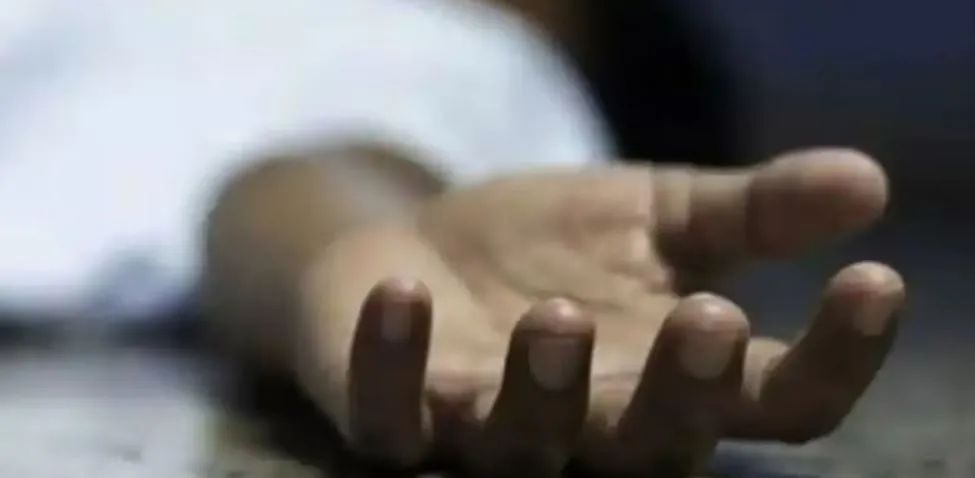 प्रेमी प्रेमिका घर में थे अकेले, घर का दरवाजा खुला तो प्रेमिका के घर में मिली प्रेमी की लाश जांच में जुटी पुलिस