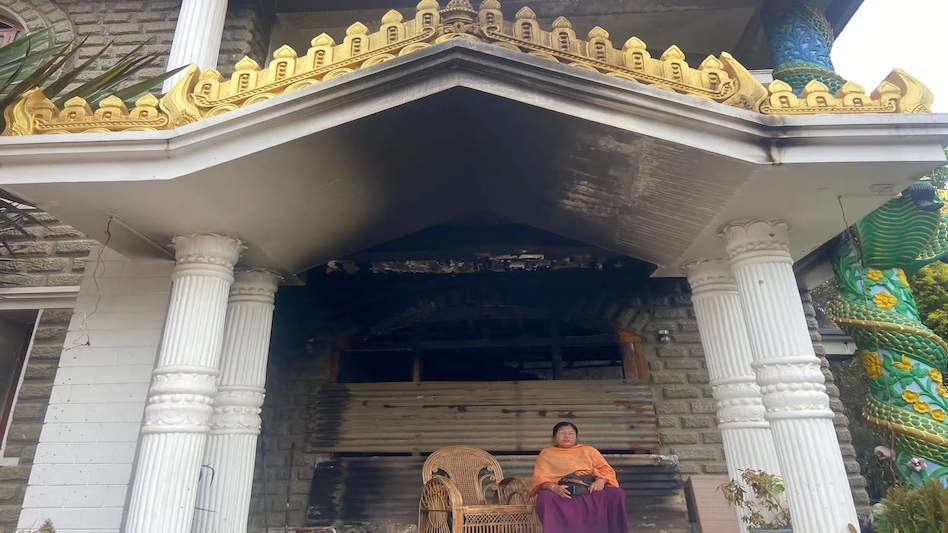 मणिपुर में केंद्रीय मंत्री आर के रंजन सिंह के घर पर तोड़फोड़ व आगजनी, सुरक्षा बलों के साथ झड़प मणिपुर में केंद्रीय मंत्री आर के रंजन सिंह के घर पर तोड़फोड़ व आगजनी, सुरक्षा बलों के साथ झड़प