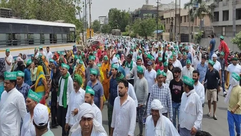 मांगों को लेकर नोएडा प्राधिकरण के खिलाफ किसानों का बड़ा प्रदर्शन, 81 गांवों के किसान हुए शामिल मांगों को लेकर नोएडा प्राधिकरण के खिलाफ किसानों का बड़ा प्रदर्शन, 81 गांवों के किसान हुए शामिल