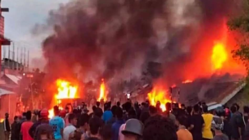 इंफाल में आरएएफ और दंगाई भीड़ के बीच झड़पें, एक गोदाम को आग के हवाले किया इंफाल में आरएएफ और दंगाई भीड़ के बीच झड़पें, एक गोदाम को आग के हवाले किया