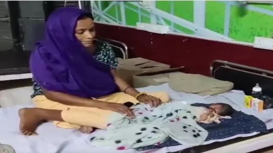 5 दिन के नवजात बच्चे की उंगलियों को मां ने खौलते तेल वाली कढ़ाही में डाला, भूतप्रेत के साये में उठाया ये कदम 5 दिन के नवजात बच्चे की उंगलियों को मां ने खौलते तेल वाली कढ़ाही में डाला, भूतप्रेत के साये में उठा...