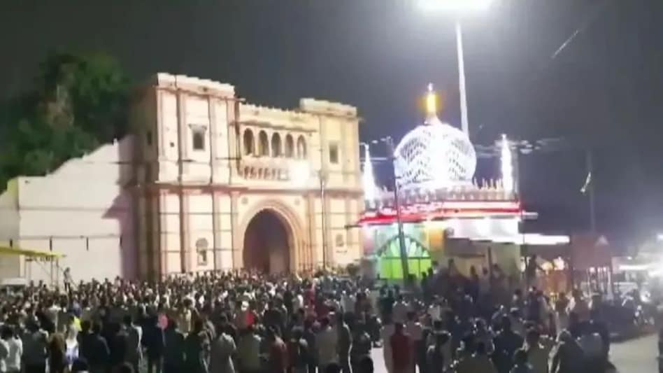 दरगाह हटाने का नोटिस देने पर भड़की हिंसा, DSP समेत 4 पुलिसकर्मी घायल दरगाह हटाने का नोटिस देने पर भड़की हिंसा, DSP समेत 4 पुलिसकर्मी घायल