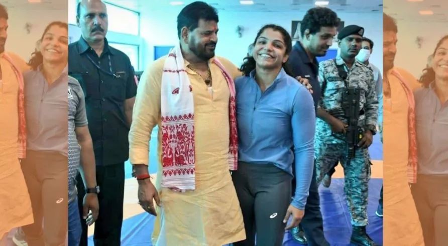 पहलवान साक्षी मलिक का बृजभूषण सिंह पर संगीन आरोप, नाबालिग पहलवान को डराने धमकाने का लगाया इल्जाम पहलवान साक्षी मलिक का बृजभूषण सिंह पर संगीन आरोप, नाबालिग पहलवान को डराने धमकाने का लगाया इल्जाम