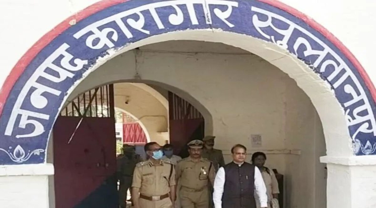 यूपी के जेल में बंद दो कैदियों ने की आत्महत्या, सुल्तानपुर जेल में लगाई फांसी सुल्तानपुर जेल में लगाई फांसी