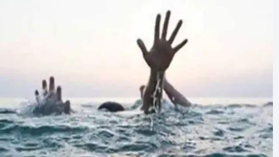 यूपी के मिर्जापुर में बाइक नहर में जा गिरी, तीन की मौत, एक घायल यूपी के मिर्जापुर में बाइक नहर में जा गिरी, तीन की मौत, एक घायल