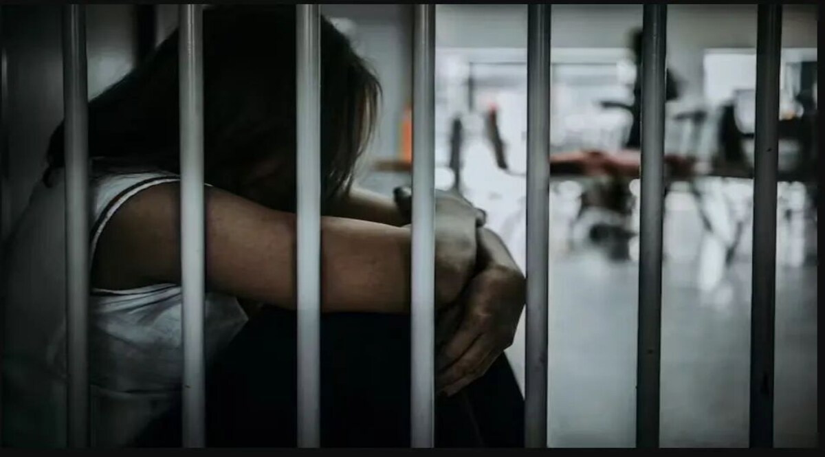 जेलर ने महिला कैदियों के कपड़े उतरवाकर बनाया वीडियो, महिला कैदी ने परिवार से बयां किया दर्द Crime News