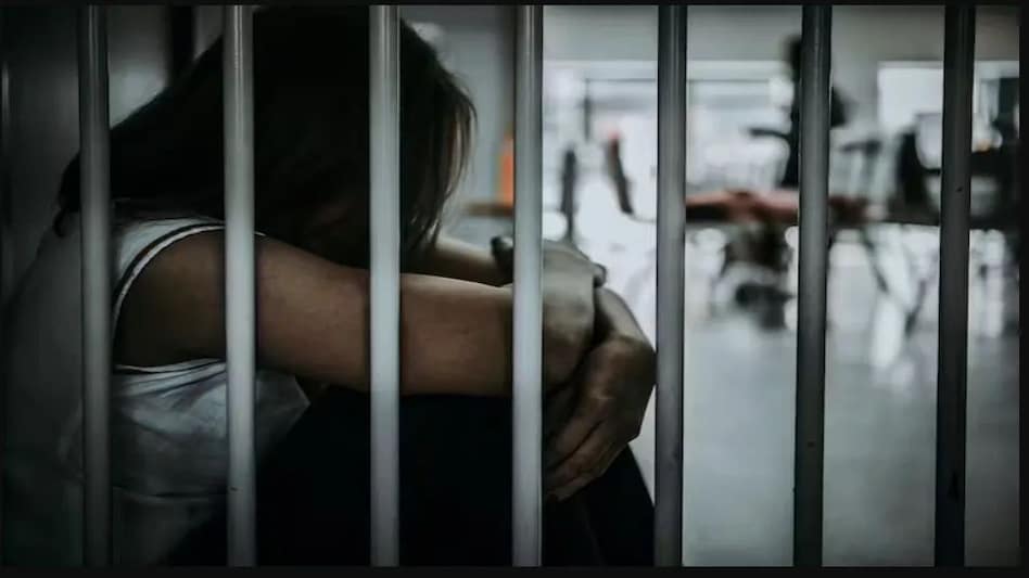 जेलर ने महिला कैदियों के कपड़े उतरवाकर बनाया वीडियो, महिला कैदी ने परिवार से बयां किया दर्द जेलर ने महिला कैदियों के कपड़े उतरवाकर बनाया वीडियो, महिला कैदी ने परिवार से बयां किया दर्द