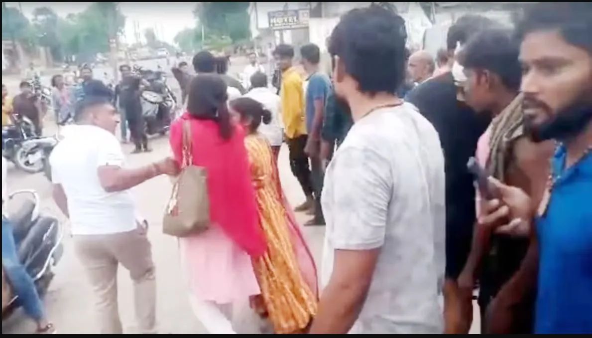 बॉयफ्रेंड के साथ होटल में रंगरलियां मना रही थी पत्नी, पति ने रंगे हाथों पकड़ा, फिर हुआ बवाल पति ने अपनी पत्नी को उसके प्रेमी के साथ होटल के कमरे में रंगे हाथों पकड़ लिया