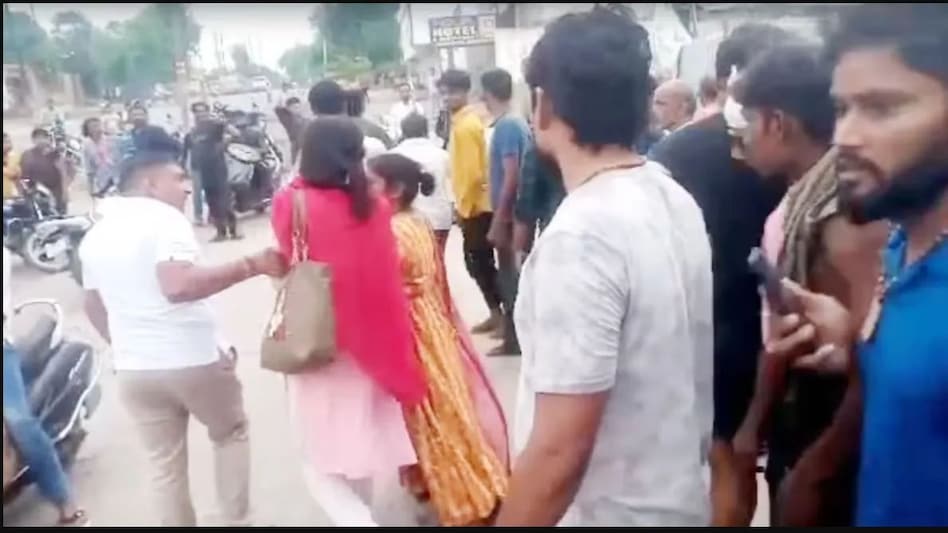 बॉयफ्रेंड के साथ होटल में रंगरलियां मना रही थी पत्नी, पति ने रंगे हाथों पकड़ा, फिर हुआ बवाल बॉयफ्रेंड के साथ होटल में रंगरलियां मना रही थी पत्नी, पति ने रंगे हाथों पकड़ा, फिर हुआ बवाल