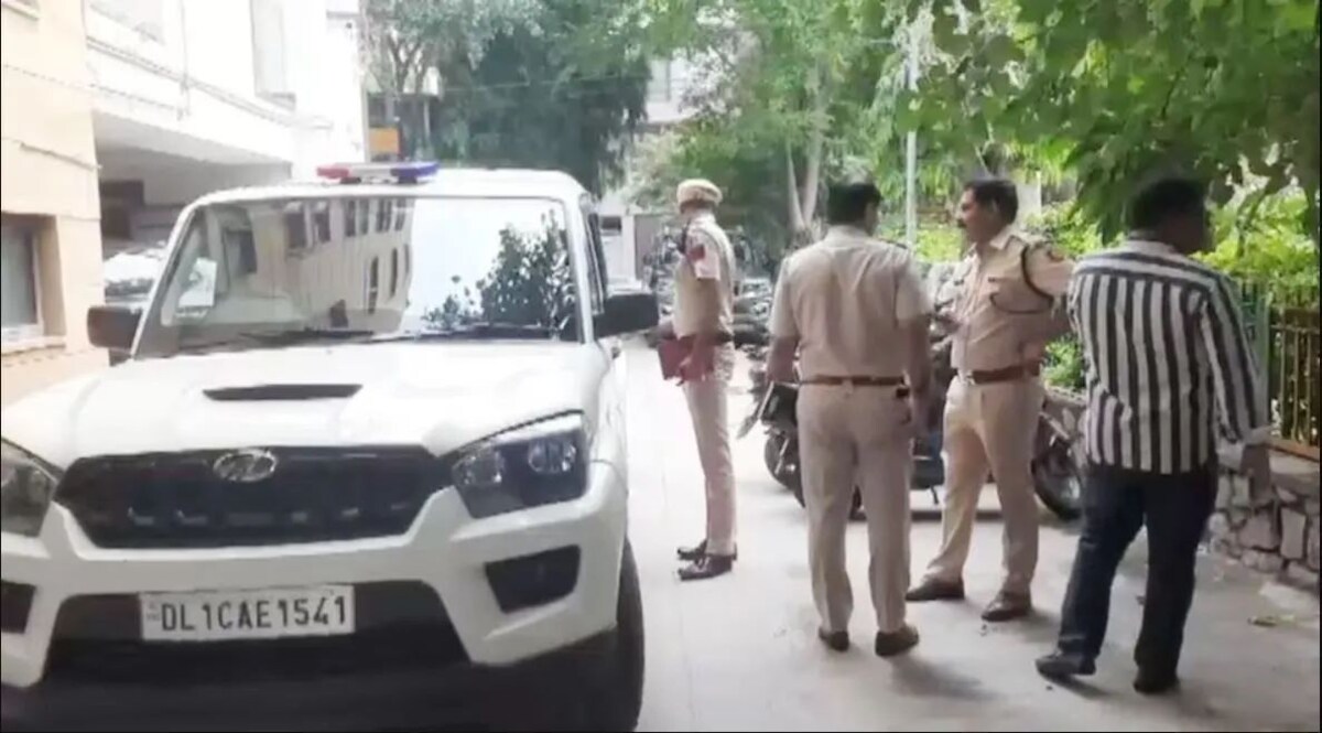 बक्से में मिली डेड बॉडी, प्लास्टिक की रस्सी से बंधे थे हाथ और पैर, नौकर की किसने की हत्या? Crime News