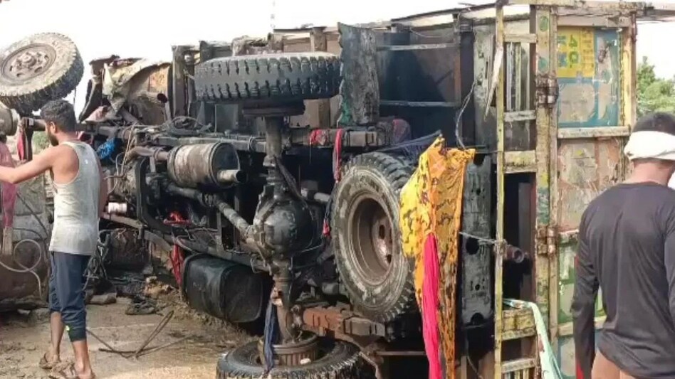 दतिया में बड़ा सड़क हादसा, तीन बच्चों समेत पांच की मौत, 30 घायल दतिया में बड़ा सड़क हादसा, तीन बच्चों समेत पांच की मौत, 30 घायल