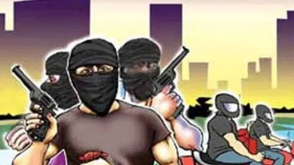 दिल्ली में दिनदहाड़े व्यापारी से 4.5 लाख की लूट, स्कूटर भी लूटा दिल्ली में दिनदहाड़े व्यापारी से 4.5 लाख की लूट, स्कूटर भी लूटा