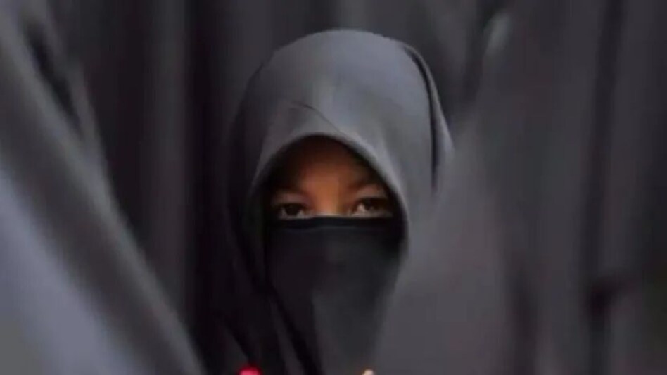 केरल में मेडिकल कॉलेज की छात्राओं के ग्रुप की मांग, ऑपरेशन थिएटर में पहनने दिया जाए हिजाब केरल में मेडिकल कॉलेज की छात्राओं के ग्रुप की मांग, ऑपरेशन थिएटर में पहनने दिया जाए हिजाब