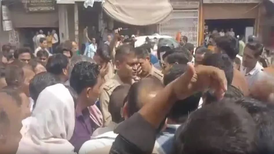 यूपी के मथुरा में व्यापारी की पीट-पीट कर हत्या, आरोपियों की तलाश जारी यूपी के मथुरा में व्यापारी की पीट-पीट कर हत्या, आरोपियों की तलाश जारी