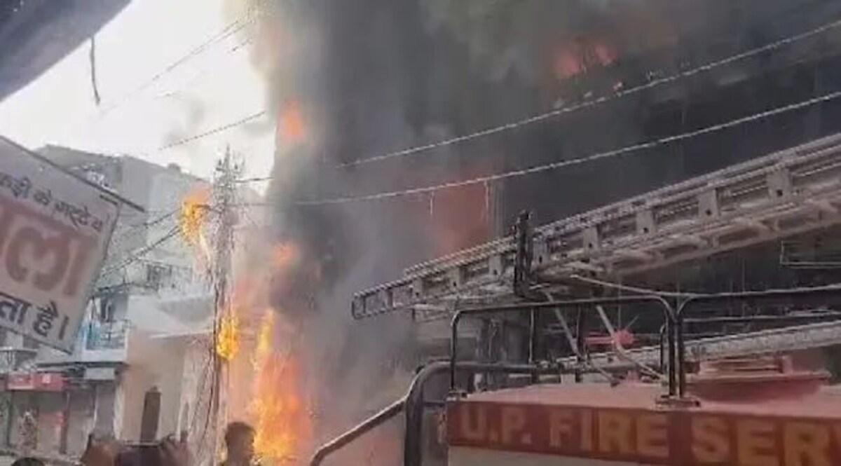 इलेक्ट्रॉनिक शो रूम में आग, तीन लोग जिंदा जले, इंश्योरेंश कंपनी की महिला कर्मचारी की मौत झांसी के सीपरी बाजार में आग, चार लोगों की मौत, तीन जिंदा जले
