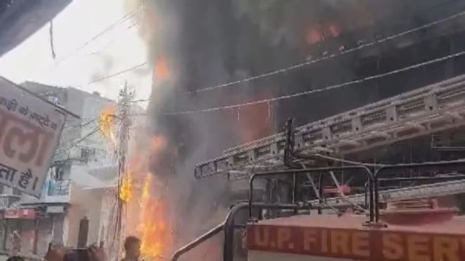 इलेक्ट्रॉनिक शो रूम में आग, तीन लोग जिंदा जले, इंश्योरेंश कंपनी की महिला कर्मचारी की मौत इलेक्ट्रॉनिक शो रूम में आग, तीन लोग जिंदा जले, इंश्योरेंश कंपनी की महिला कर्मचारी की मौत