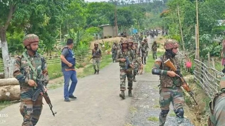मणिपुर में IRB कैंप पर अटैक, बेकाबू भीड़ गोला बारूद और हथियार लूटने की कोशिश में एक मारा गया मणिपुर में IRB कैंप पर अटैक, बेकाबू भीड़ गोला बारूद और हथियार लूटने की कोशिश में एक मारा गया
