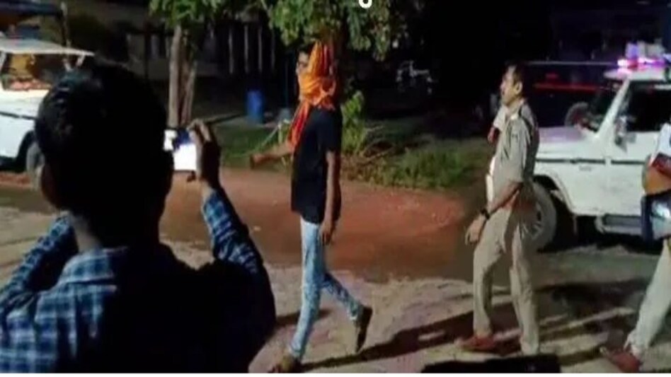 पुलिस ने ऐसे दबोचा पेशाब कांड के आरोपी प्रवेश शुक्ला को, लाल गमछे में छुपा रहा था काली करतूत पुलिस ने ऐसे दबोचा पेशाब कांड के आरोपी प्रवेश शुक्ला को, लाल गमछे में छुपा रहा था काली करतूत