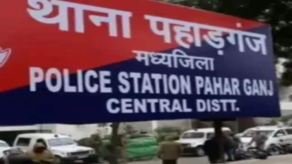 पहाड़गंज थाने का सब- इंस्पेक्टर और हेड-कांस्टेबल गिरफ्तार, मध्य जिला में मचा हड़कंप पहाड़गंज थाने का सब- इंस्पेक्टर और हेड-कांस्टेबल गिरफ्तार, मध्य जिला में मचा हड़कंप