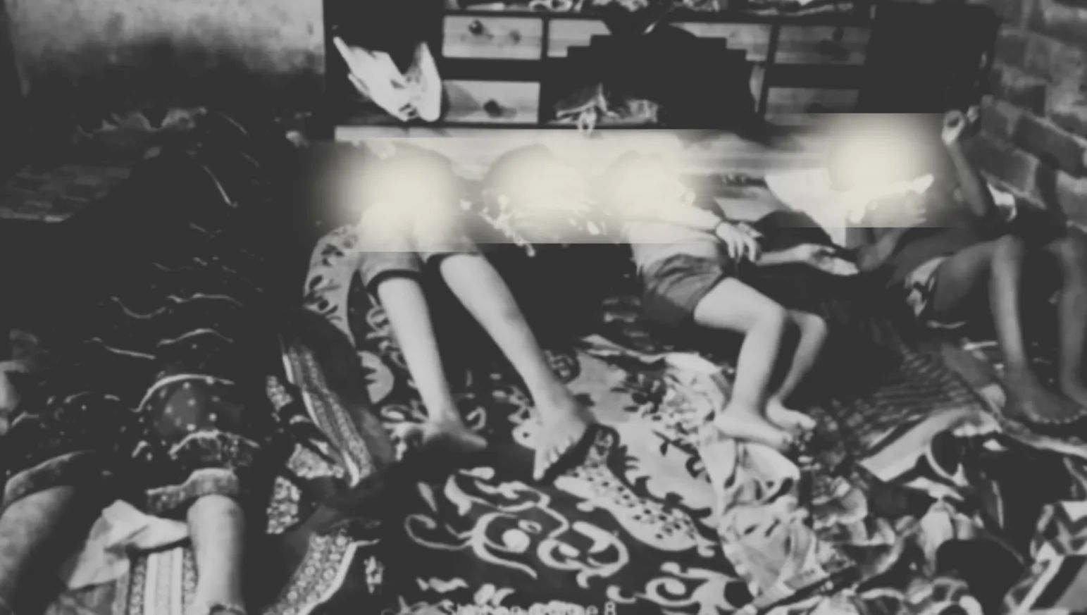 पति ने की पत्नी व तीन बच्चों की हत्या, खुद को लगाई फांसी, 5 लाशों का राज़ जानने में जुटी पुलिस पति ने की पत्नी व तीन बच्चों की हत्या, खुद को लगाई फांसी, 5 लाशों का राज़ जानने में जुटी पुलिस