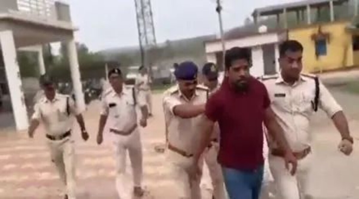 पेशाब कांड के आरोपी प्रवेश शुक्ला का ये वीडियो देखिए Watch this video of urine scandal accused Pravesh Shukla