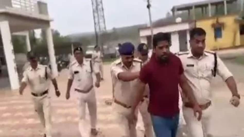 पेशाब कांड के आरोपी प्रवेश शुक्ला का ये वीडियो देखिए पेशाब कांड के आरोपी प्रवेश शुक्ला का ये वीडियो देखिए