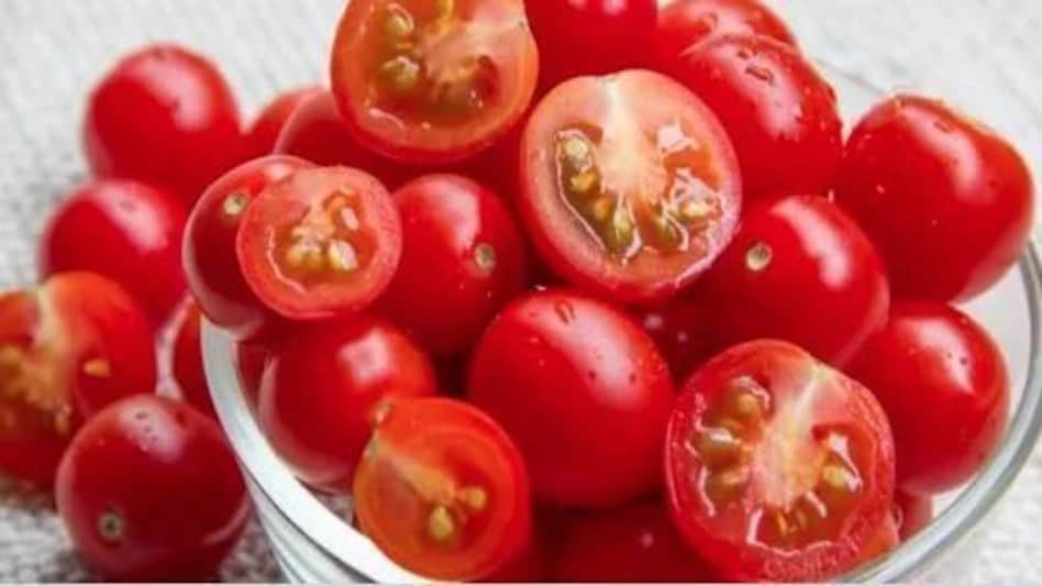 रात भर में चोर चुरा ले गए ढाई लाख के टमाटर, महिला किसान ने लिखवाई दिलचस्प FIR रात भर में चोर चुरा ले गए ढाई लाख के टमाटर, महिला किसान ने लिखवाई दिलचस्प FIR