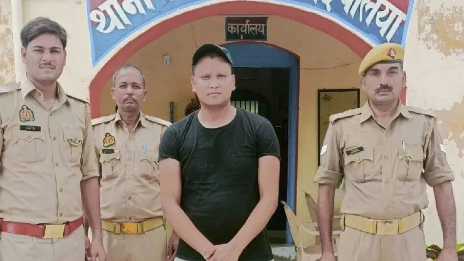 ट्यूशन टीचर ने 9वीं छात्रा की मां से किया रेप, अश्लील वीडियो बना करने लगा ब्लैकमेल ट्यूशन टीचर ने 9वीं छात्रा की मां से किया रेप, अश्लील वीडियो बना करने लगा ब्लैकमेल