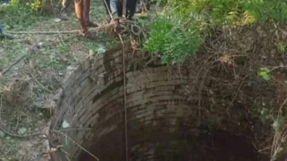मां ने अपने तीन बच्चों के साथ कुएं में कूदकर जान दी मां ने अपने तीन बच्चों के साथ कुएं में कूदकर जान दी