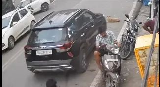 कार सवार ने कुत्तों को कार से कुचला, वीडियो सामने आने के बाद पुलिस ने दर्ज किया केस कार सवार ने कुत्तों को कार से कुचला, वीडियो सामने आने के बाद पुलिस ने दर्ज किया केस