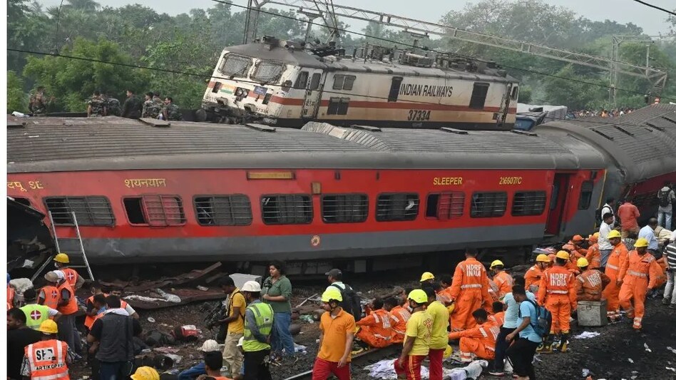 बालासोर ट्रेन हादसे में तीन रेलकर्मी गिरफ्तार, गैरइरादतन हत्या का आरोप बालासोर ट्रेन हादसे में तीन रेलकर्मी गिरफ्तार, गैरइरादतन हत्या का आरोप