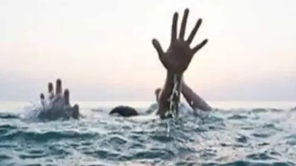 बीकानेर में महिला तीन बच्चों के साथ कुंड में कूदी, चारों की मौत बीकानेर में महिला तीन बच्चों के साथ कुंड में कूदी, चारों की मौत