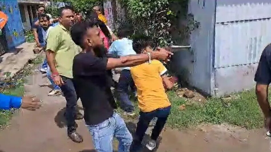 पश्चिम बंगाल पंचायत चुनाव : हिंसा में 12 लोगों की मौत, राजनीतिक दलों के बीच जुबानी जंग पश्चिम बंगाल पंचायत चुनाव : हिंसा में 12 लोगों की मौत, राजनीतिक दलों के बीच जुबानी जंग