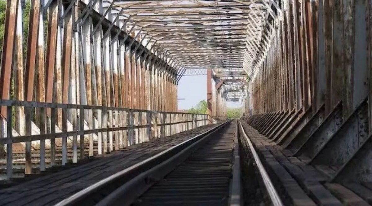 मुंबई में चोरों ने लगाया अडाणी को चूना, 6000 किलो वजनी लोहे का पुल ही चुरा ले गए सांकेतिक तस्वीर