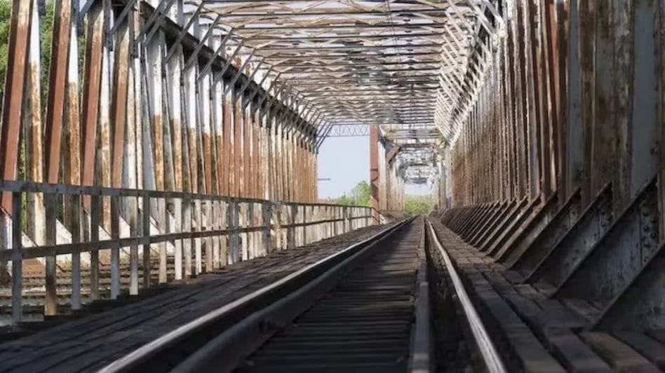 मुंबई में चोरों ने लगाया अडाणी को चूना, 6000 किलो वजनी लोहे का पुल ही चुरा ले गए मुंबई में चोरों ने लगाया अडाणी को चूना, 6000 किलो वजनी लोहे का पुल ही चुरा ले गए