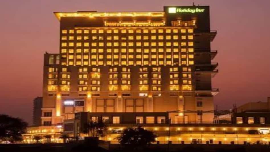 दिल्ली के एक 5 स्टार होटल में मिली महिला की लाश! युवती का शव वाटर स्प्रिंकलर से लटका मिला दिल्ली के एक 5 स्टार होटल में मिली महिला की लाश! युवती का शव वाटर स्प्रिंकलर से लटका मिला