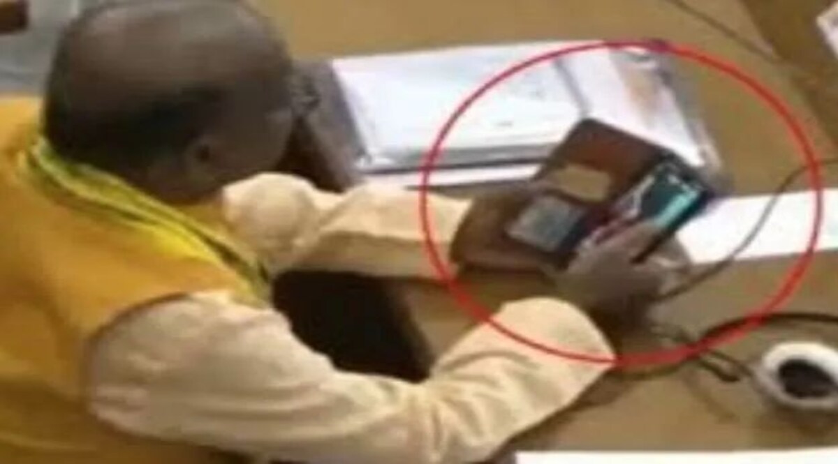 सदन में MLA देख रहे थे पोर्न फिल्म, इस मुद्दे को लेकर त्रिपुरा विधान सभा में हुआ जमकर हंगामा, मेज पर चढ़ी महिला विधायक पोर्न देखते पकड़े गए थे बीजेपी विधायक