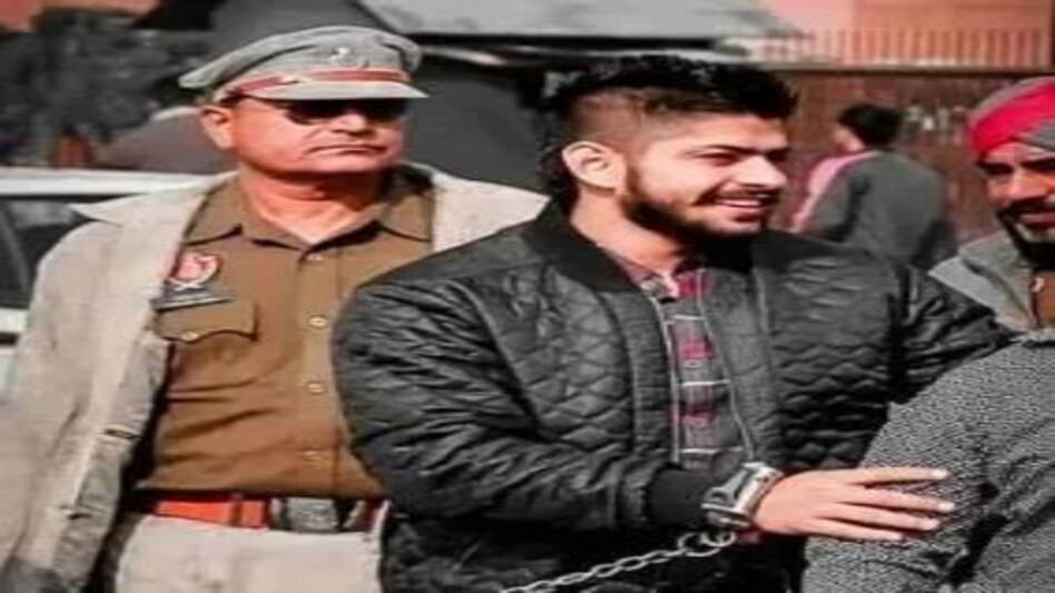 Lawrence Bishnoi: गैंगस्टर लॉरेंस बिश्नोई की तबीयत बिगड़ी Lawrence Bishnoi: गैंगस्टर लॉरेंस बिश्नोई की तबीयत बिगड़ी