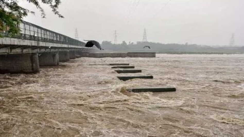 दिल्ली: यमुना में जलस्तर 206 मीटर के पार, बाढ़ संभावित क्षेत्रों से लोगों को निकालने का काम शुरू, खतरा बरकरार दिल्ली: यमुना में जलस्तर 206 मीटर के पार, बाढ़ संभावित क्षेत्रों से लोगों को निकालने का काम शुरू, ख...