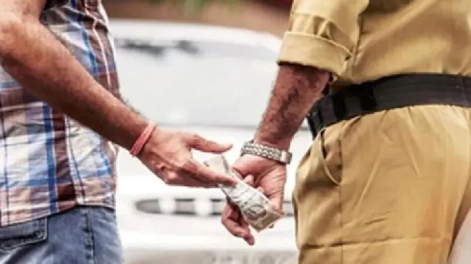 हिरासत में आरोपी की सेवा करने की कीमत डेढ़ लाख! थानाधिकारी व हेड कांस्टेबल 1.50 लाख रिश्वत लेते गिरफ्तार हिरासत में आरोपी की सेवा करने की कीमत डेढ़ लाख! थानाधिकारी व हेड कांस्टेबल 1.50 लाख रिश्वत लेते गिर...
