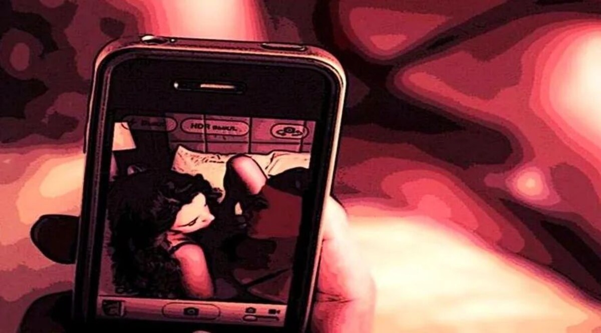 सरकारी दफ्तर में कर रहे थे गंदी हरकतें, अश्लील वीडियो वायरल, क्लर्क व महिला कर्मचारी सस्पेंड जांच में जुटी पुलिस