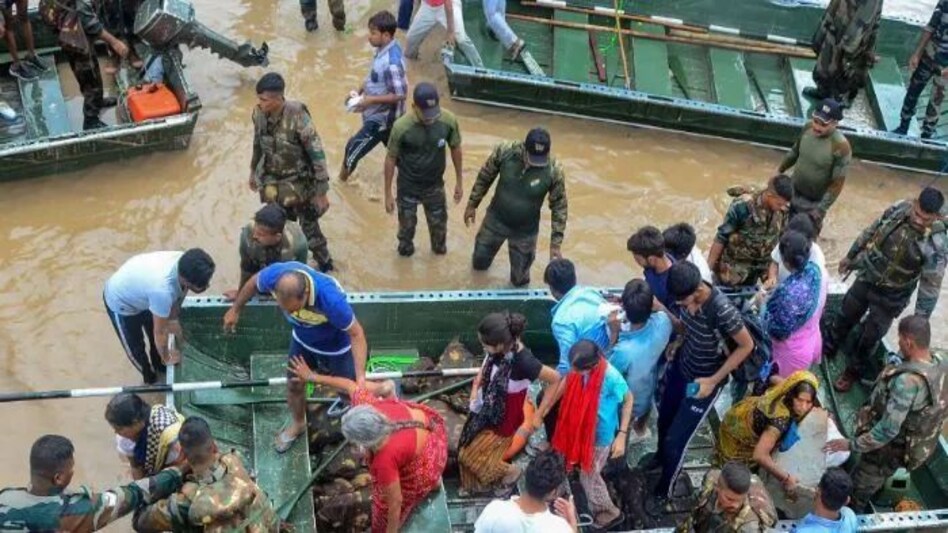 हिमाचल प्रदेश में बारिश से संबंधित घटनाओं में 18 लोगों की मौत, 300 से अधिक लोग फंसे हिमाचल प्रदेश में बारिश से संबंधित घटनाओं में 18 लोगों की मौत, 300 से अधिक लोग फंसे