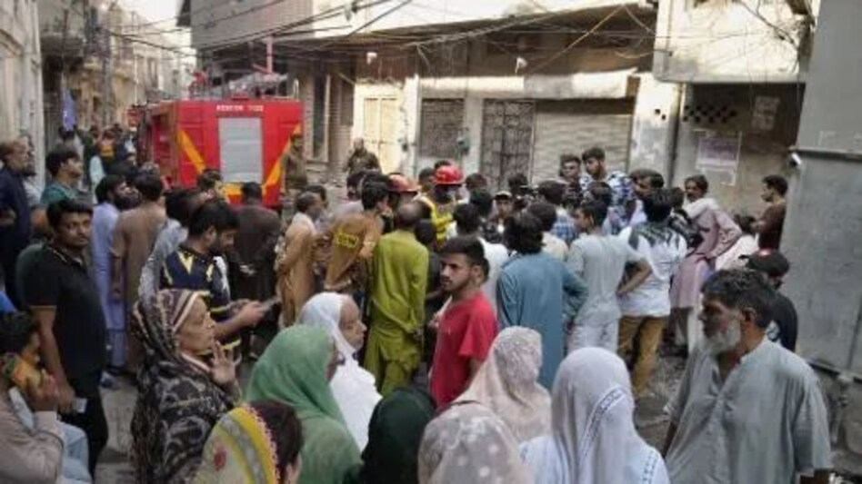 पाकिस्तान : घर में आग लगने से परिवार के 10 लोगों की मौत पाकिस्तान : घर में आग लगने से परिवार के 10 लोगों की मौत