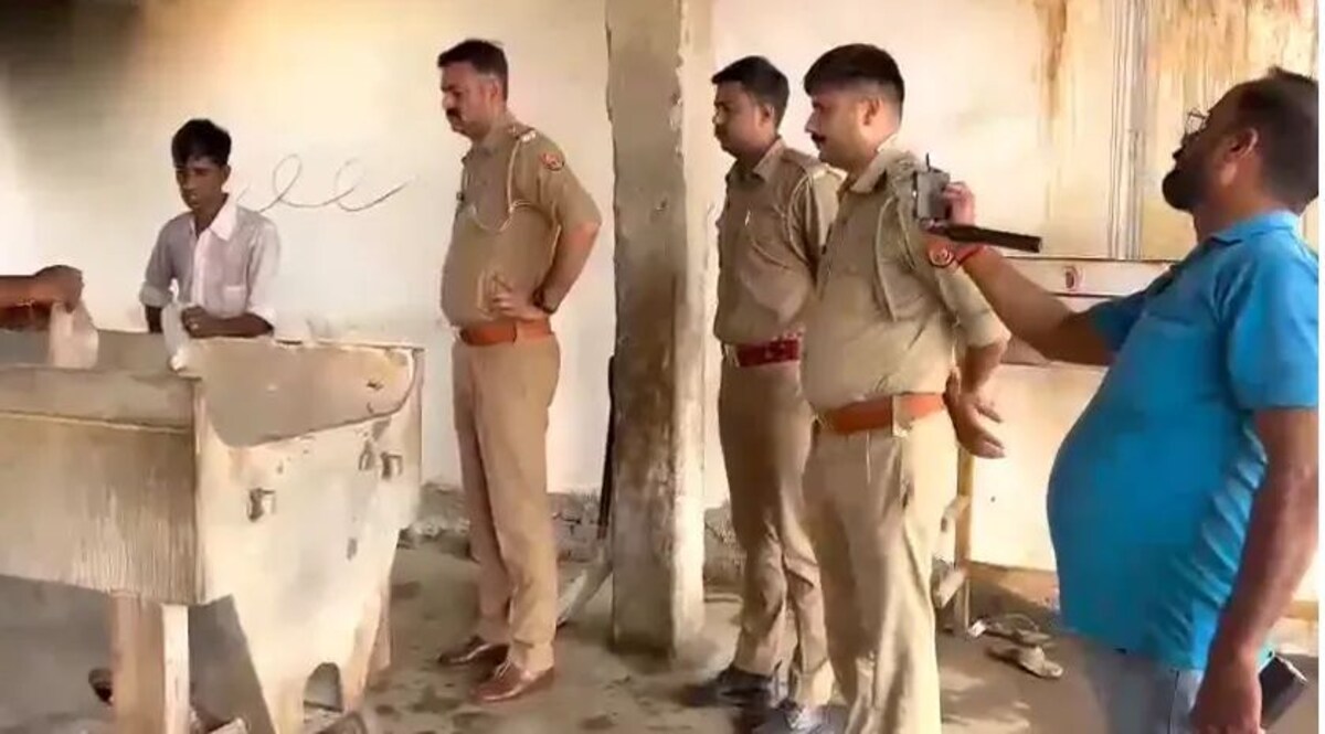 दर्दनाक: बूढ़ी मां की लाश अस्पताल में छोड़कर भाग गया बेटा, पुलिस ने कराया अंतिम संस्कार पुलिसवालों ने अंतिम संस्कार करवाया