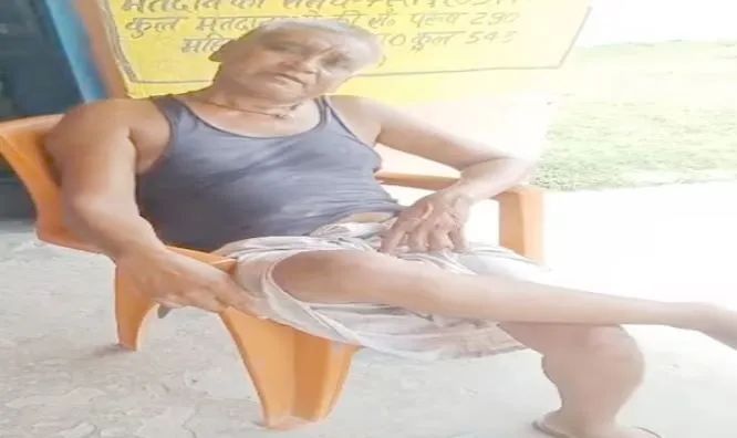 शराब के नशे में हेडमास्टर लुंगी-बनियान पहनकर पहुंच गया स्कूल फिर की गंदी हरकत