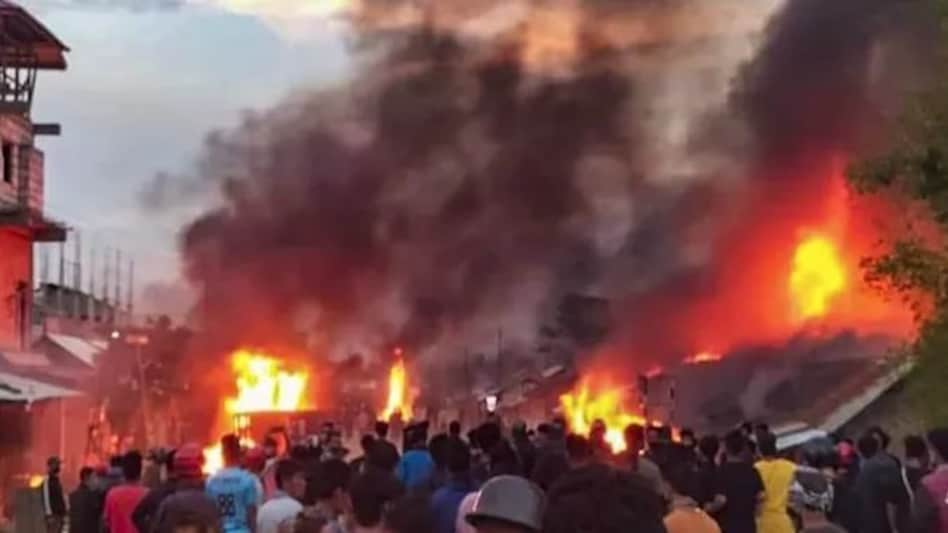 मणिपुर में फिर एक बैंक लूटा गया, एक करोड़ के कम्प्यूटर व इलेक्ट्रॉनिक सामान लूट ले गए मणिपुर में फिर एक बैंक लूटा गया, एक करोड़ के कम्प्यूटर व इलेक्ट्रॉनिक सामान लूट ले गए