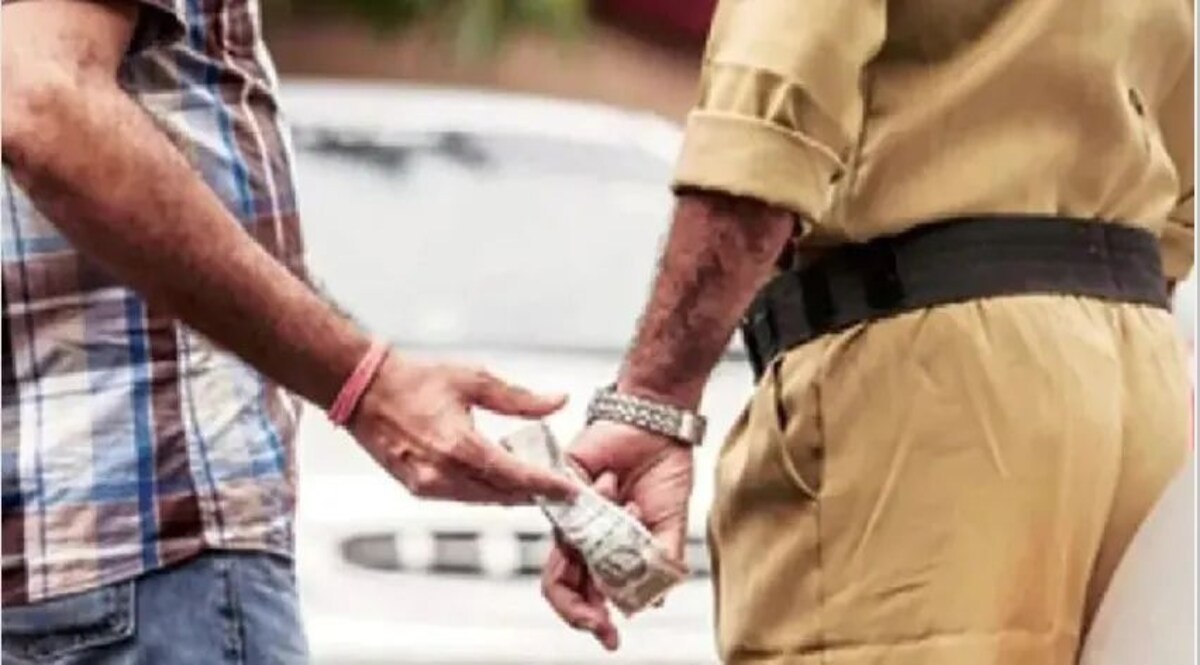 मुंबई में पुलिस इंसपेक्टर और कांस्टेबल रिश्वत लेते हुए गिरफ्तार, मांगे 25 लाख जांच में जुटी पुलिस